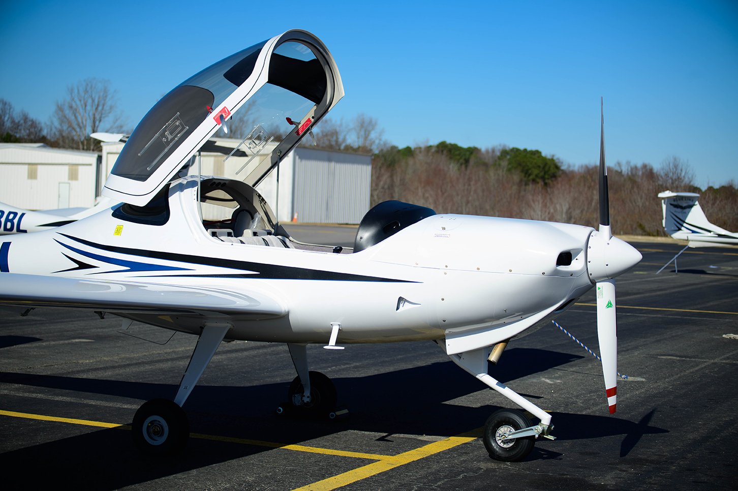 DA20-Blue-Line-Aviation cockpit open